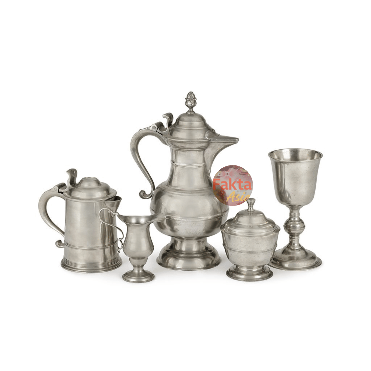 Kerajinan pewter Malaysia seperti gelas dan piring hias